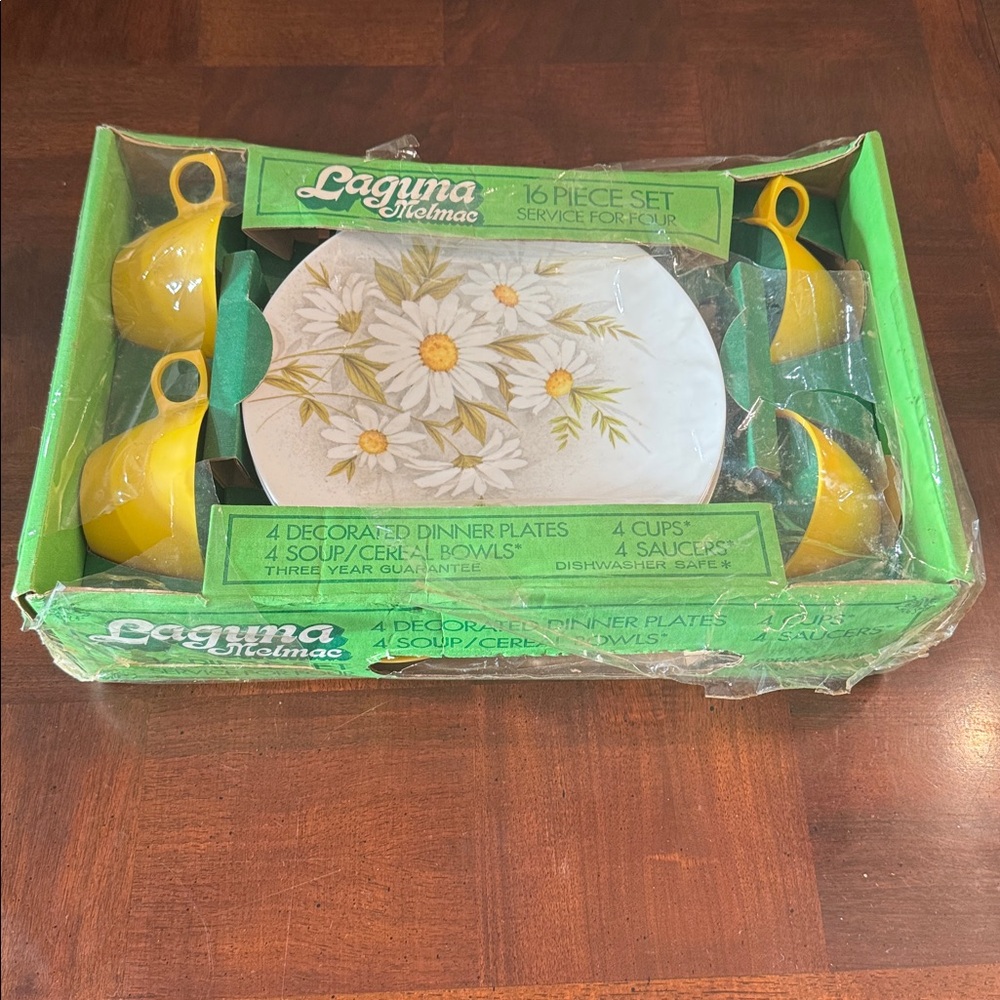 Laguna Melmac New Daisies 16 Piece Dinnerware Plate Bowl Cups Saucers Vintage